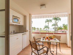 Küche mit Aussicht - so macht nicht nur Baden auf Martinique, sondern auch das Kochen Spaß