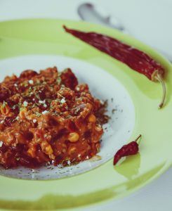 Unser veganes Chili Sin Carne schmeckt Veganern und Fleischessern gleichermaßen