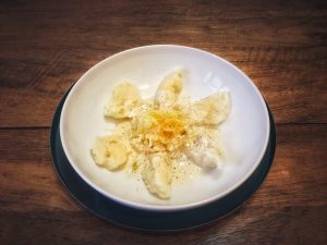 Vegane Wasserspatzen mit veganer Sahnesoße und Sauerkraut