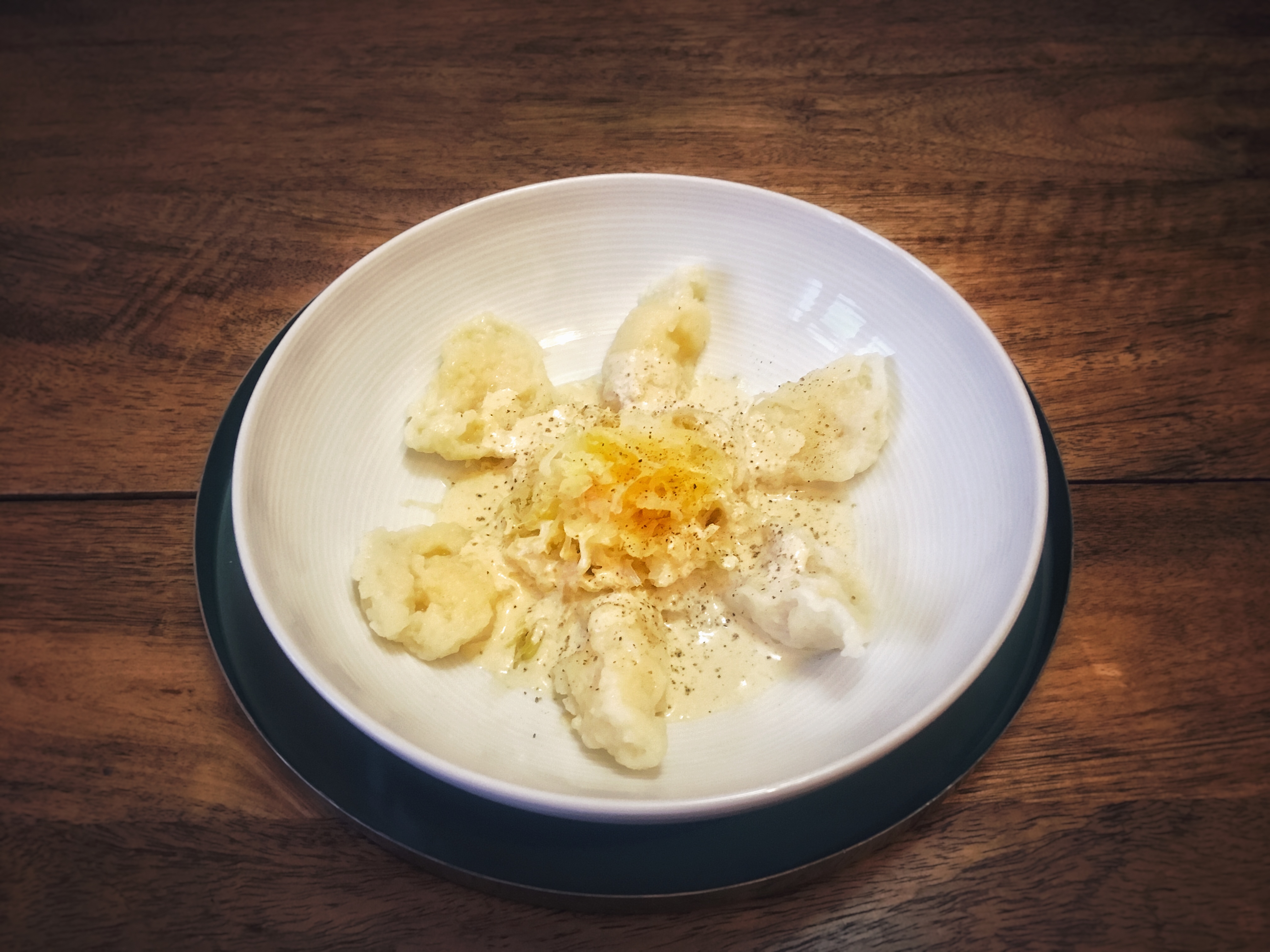 Vegane Wasserspatzen mit veganer Sahnesoße ind Sauerkraut