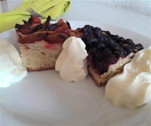 Leckeres Duo: veganer Zwetschgenkuchen und veganer Blaubeerkuchen mit veganer Sahne