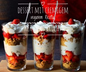 Keksdessert mit veganem Ricotta und Erdbeeren