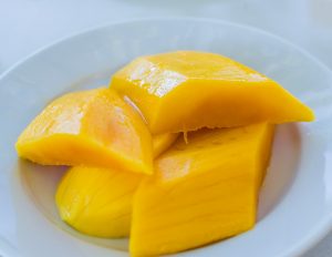 Die Mango sorgt für exotische Fruchtigkeit in der veganen Rote Linsen-Suppe