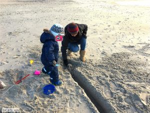 Buddeln macht Spaß und hält fit an der Nordsee in Dänemark