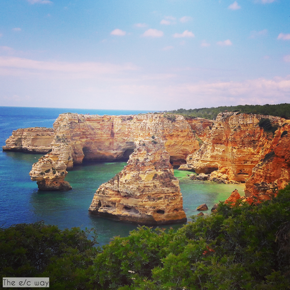 Traumhaft schön, aber tagsüber auch sehr voll: Praia da Marinah an der Algarve in Portugal