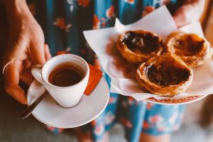 Kaffee und Pastel de Nata sind typisch portugisisch, aber letzteres leider nicht vegan