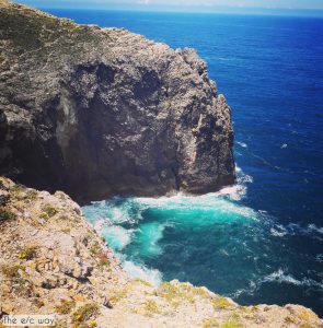 Vorsicht mit Kindern: Die Klippen am Cabo de Sao Vicente an der Algarve in Portugal sind toll, aber nicht gesichert