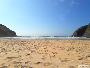 Klein, aber fein – der Praia do Carvalhal an der West-Algarve in Portugal