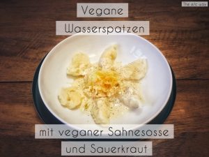 Vegane Wasserspatzen mit veganer Sahnesosse und Sauerkraut