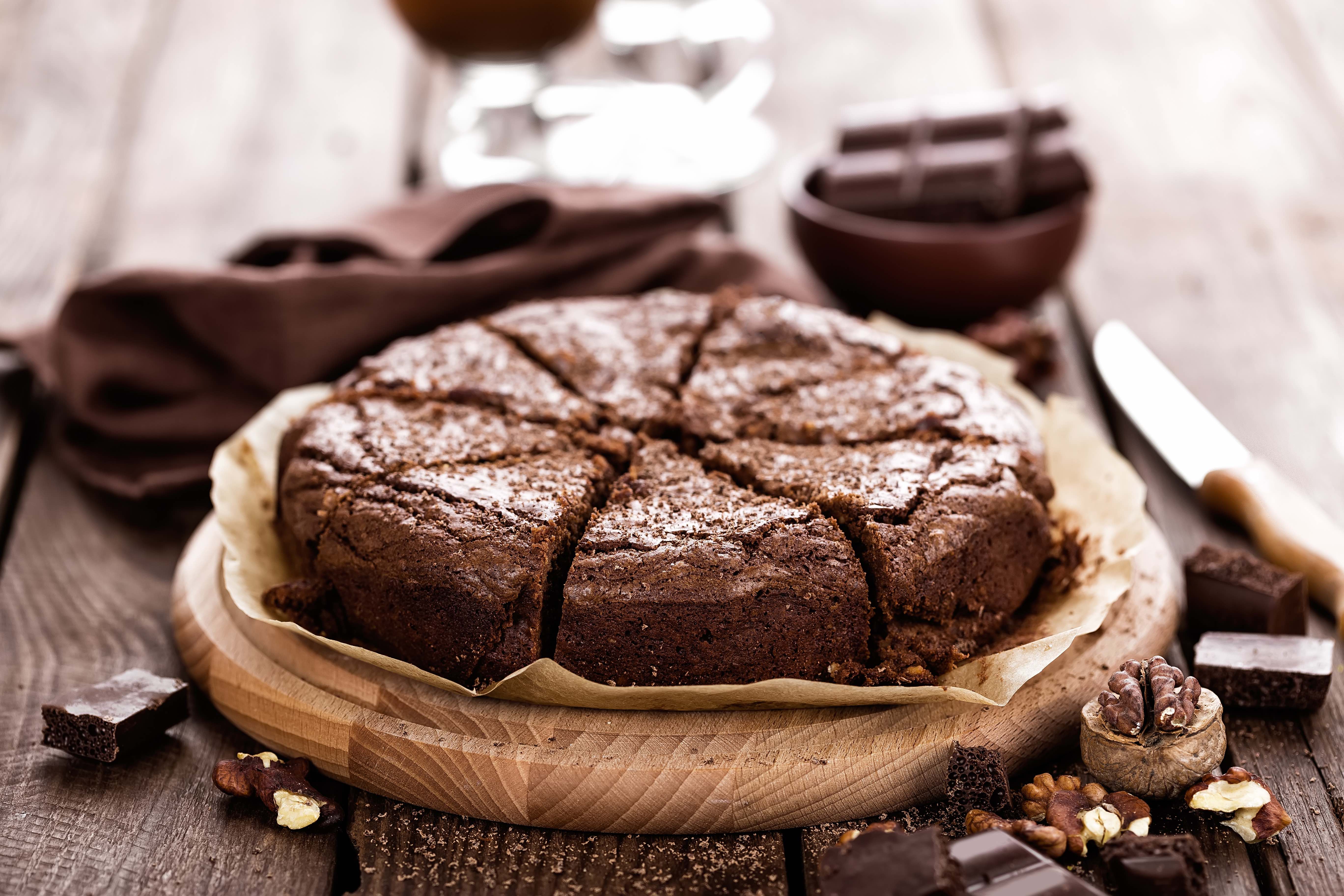 Veganer Schokoladenkuchen mit Kischen und Nüssen ist unser liebster Sonntagskuchen