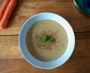 Vegane Auberginen-Suppe mit gegrilltem Gemüse