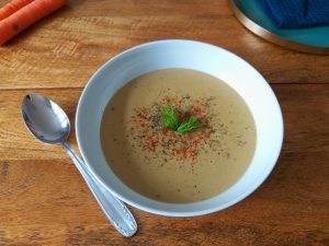 Vegane Auberginen-Suppe mit gegrilltem Gemüse