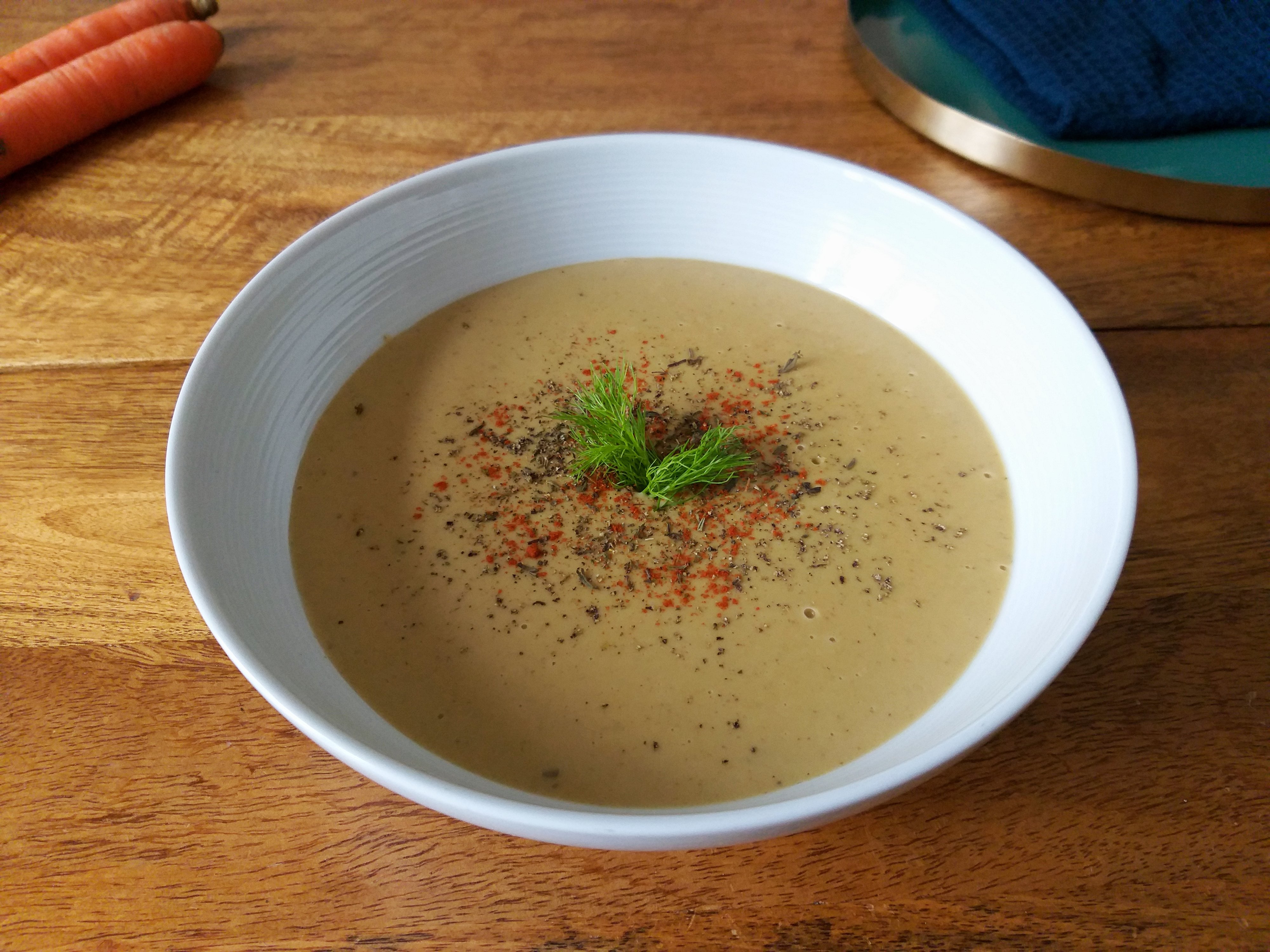 Vegane Auberginen-Suppe mit gegrilltem Gemüse