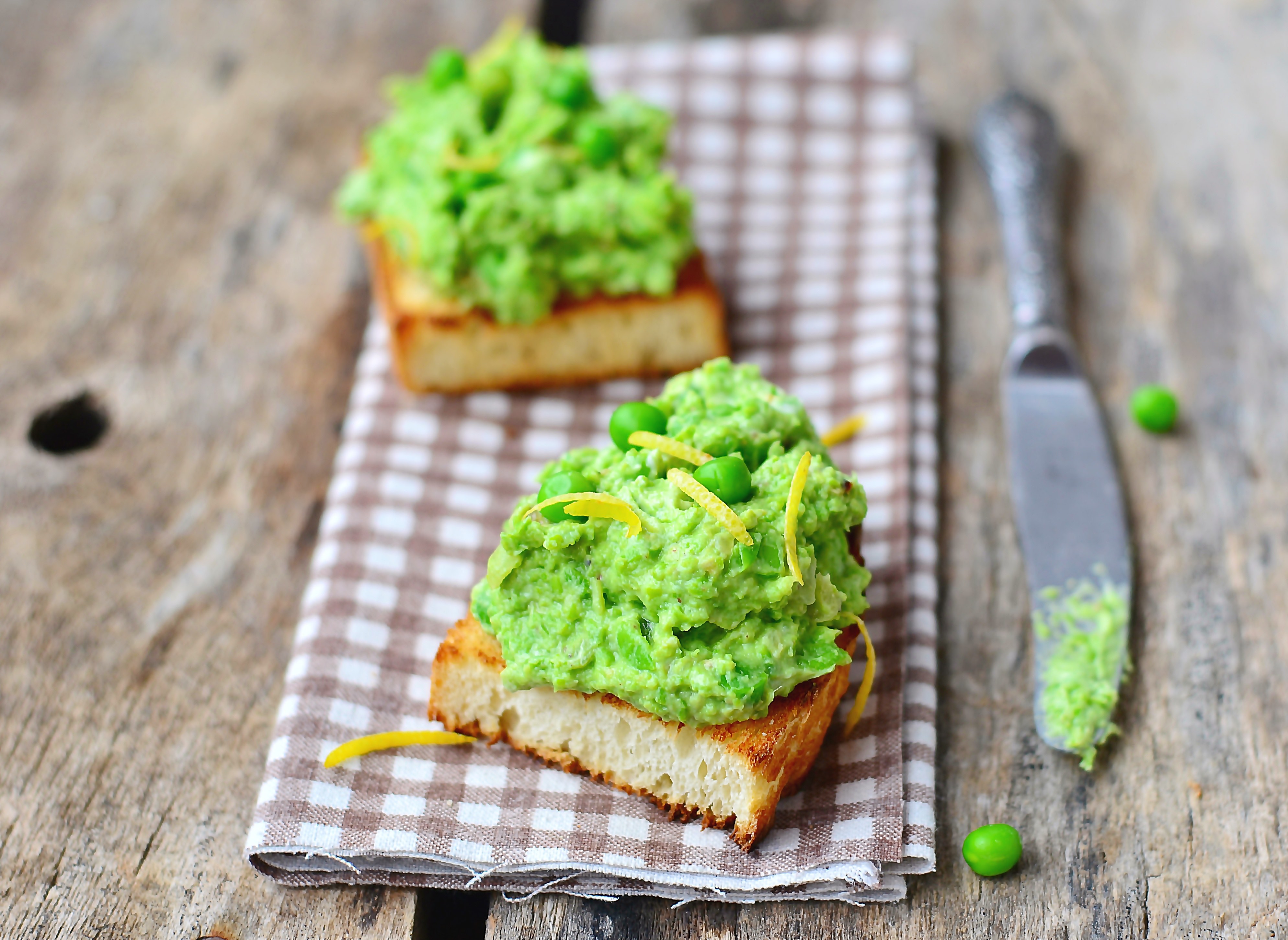 Vegane Bruschetta Verde mit Erbsen und Edamame