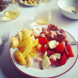 Vegane Austernpilz-Nuggets mit Kartoffel-Wedges und griechischem Salat und Dip