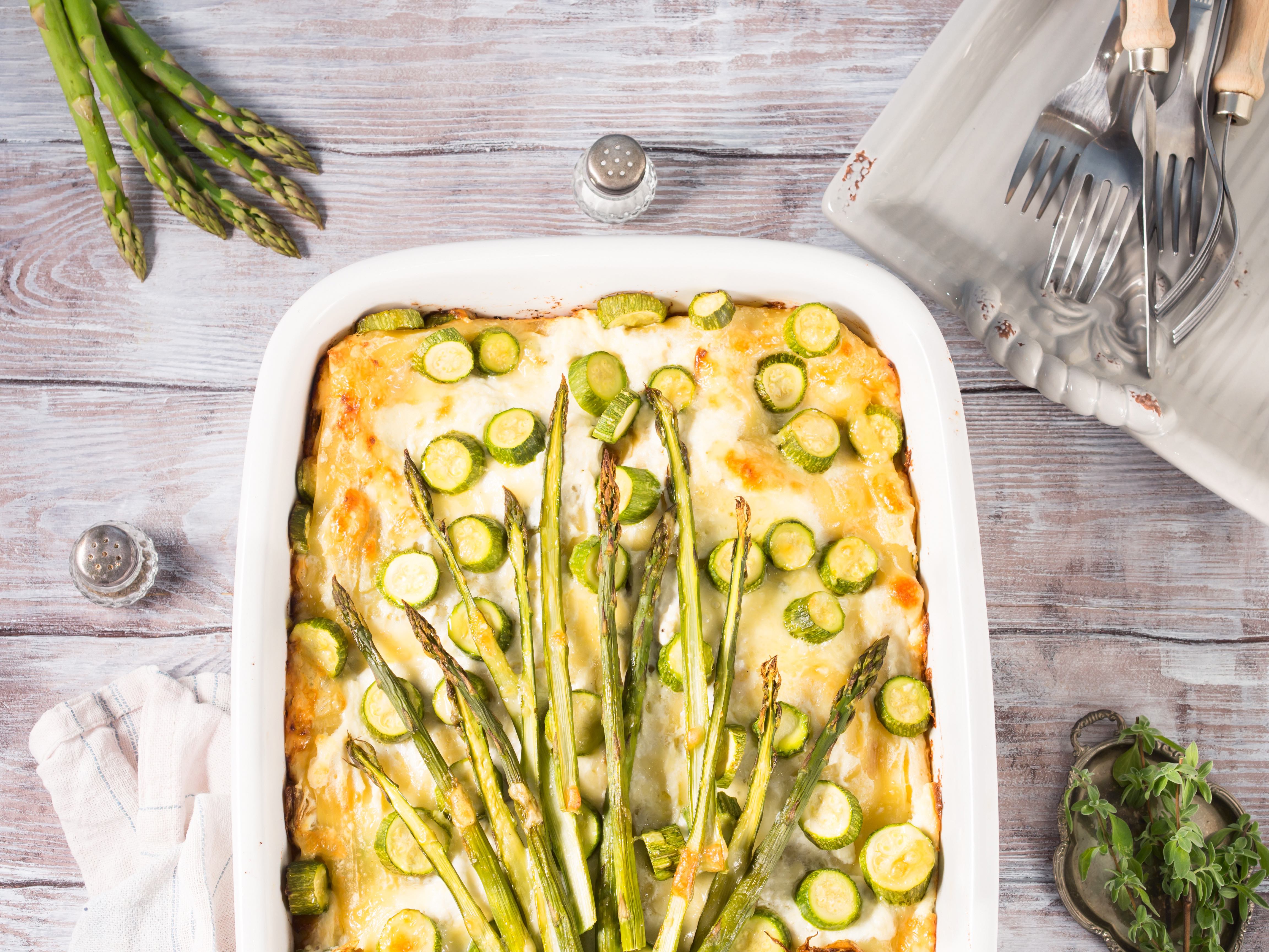 Vegane Spargel-Lasagne mit Blattspinat