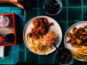 Fast Food Deluxe: Vegane Austernpilz Nuggets mit Pommes & Coleslaw (Krautsalat)