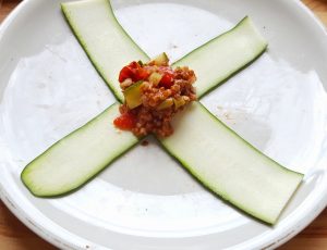 Gefüllte Zucchini-Päckchen mit veganem Hack