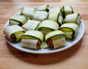 Gefüllte Zucchini-Päckchen mit veganer Hackflüllung fertig gerollt und bereit zum Anbraten