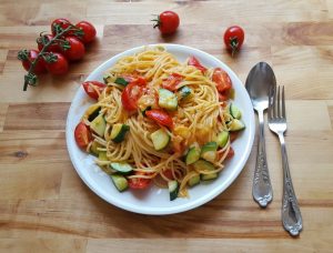 Vegane Spaghetti mit Kirschtomaten und Gurke