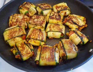 Gefüllte Zucchini-Päckchen mit veganer Hackflüllung