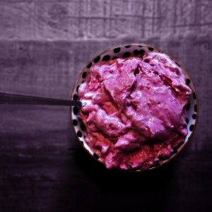 Vegane Nicecream mit Beeren