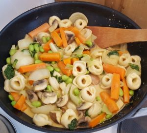 Asiatisch angehauchte vegane Tortellini-Pfanne