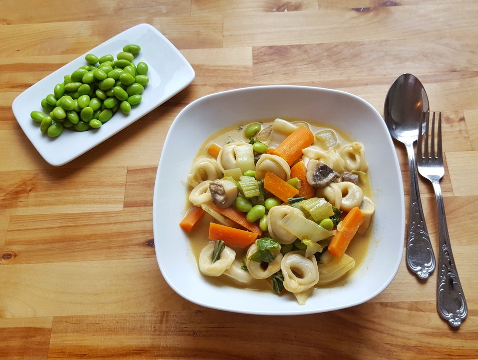 Vegane Tortellini-Pfanne mit Kokosmilch-Curry-Soße