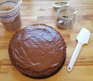 Mit der zweiten Schicht Schokomousse ist die vegane Schokotorte fast fertig.