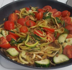 Vegane Zucchini Pasta in cremiger Sesamsoße