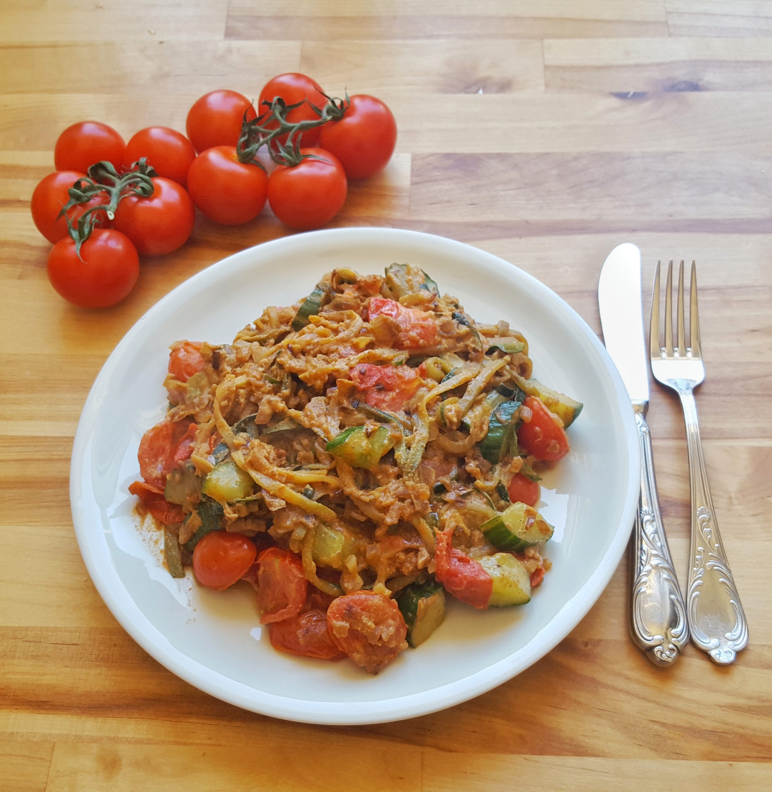 Vegane Zucchini Pasta in cremiger Sesamsoße