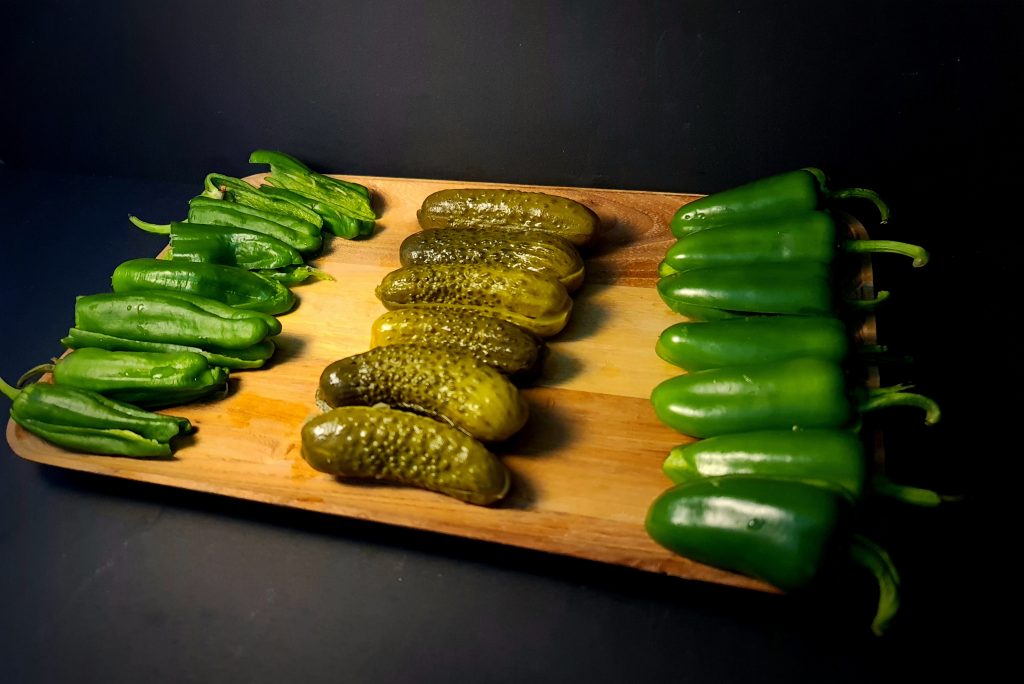 Jalapeno poppers og Pickle poppers med bacon - The Bacon Pit