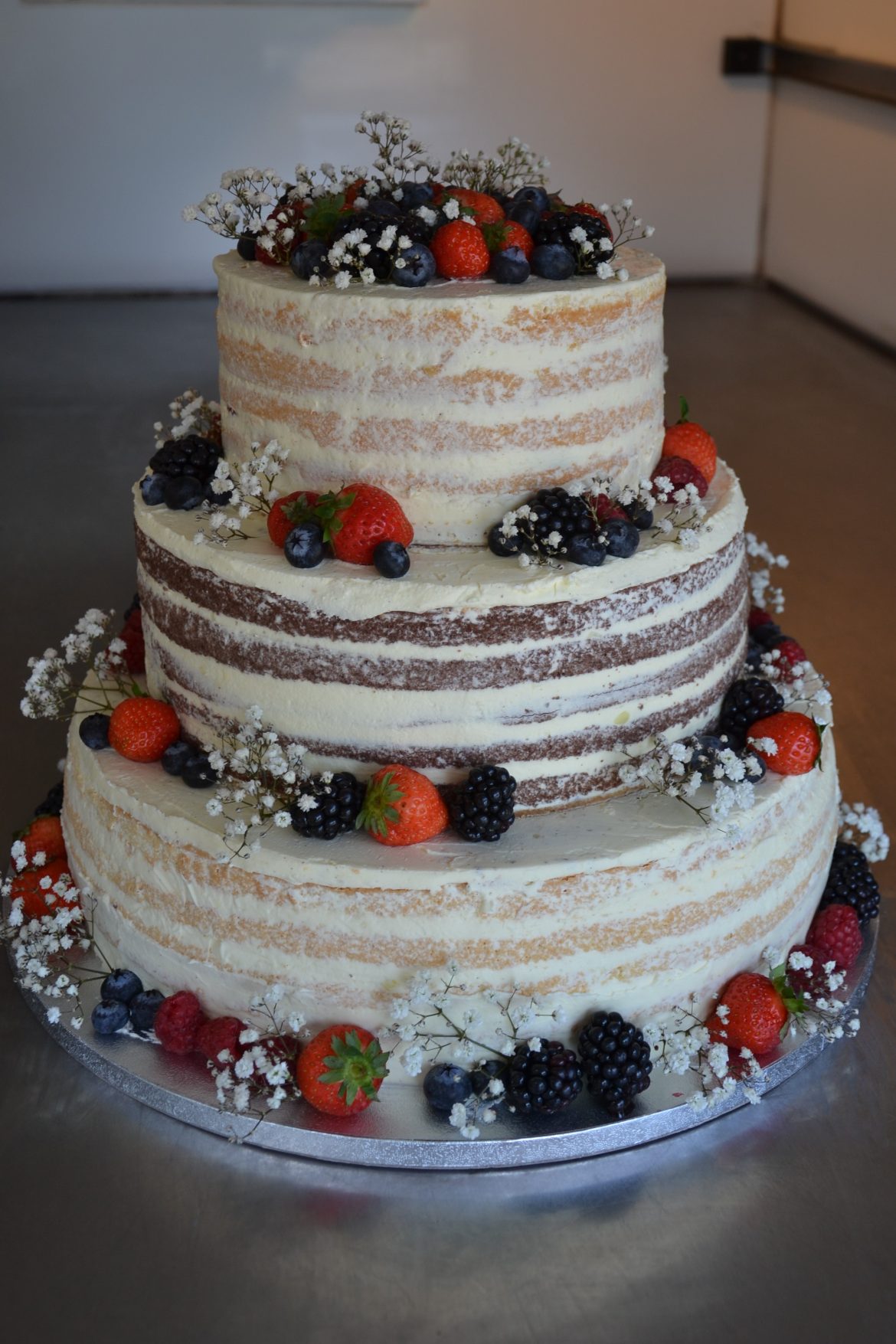 Hochzeitstorte Naked Cake Mit Beeren The Big Sweet Cakery