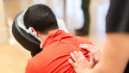 Stoelmassage tijdens event door visueel gehandicapte masseurs - Inclusief ondernemen