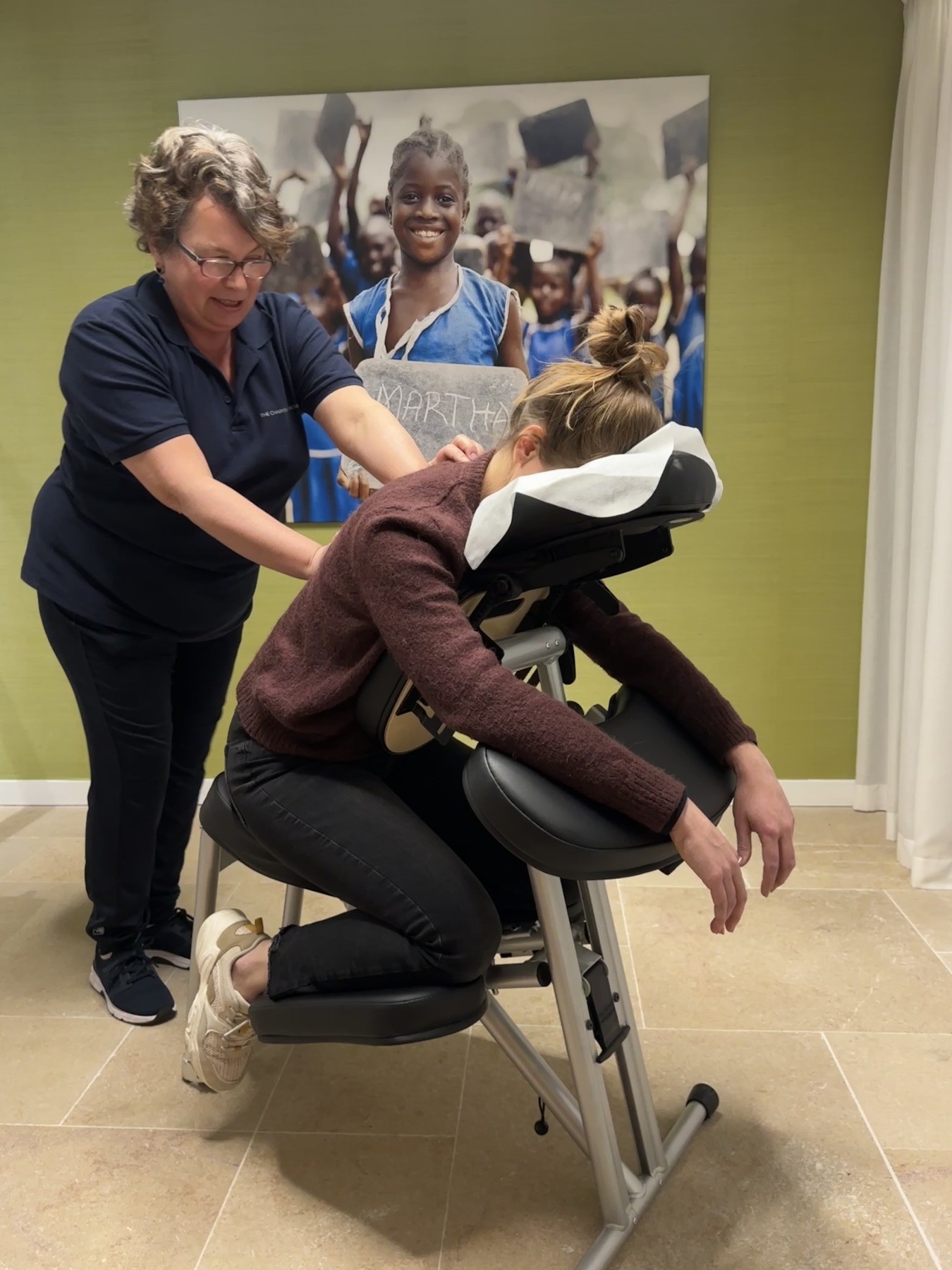 Onze masseur Monique verzorgt een stoelmassage op locatie