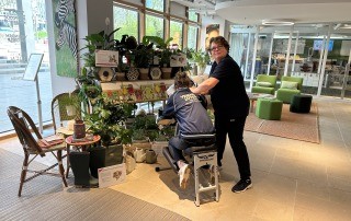 Onze masseur Monique verzorgt een stoelmassage op locatie