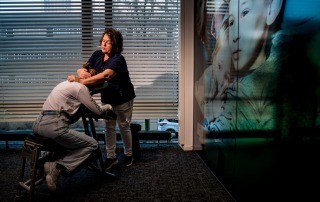 Monique Keur Masseuse Chairmen At Work Foto Evelien Hogers Fotografie