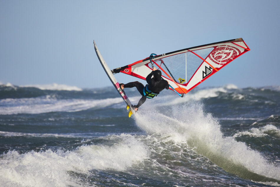 Surfer i fuld fart over bølgerne ved Hanstholm