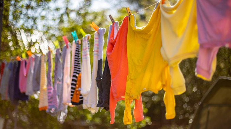Benefits of Hanging Clothes Outside to Dry | The Laundryman App