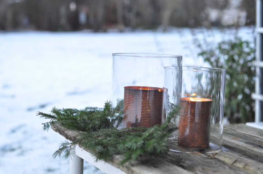 Rustne konservesdaaser med lys og glas