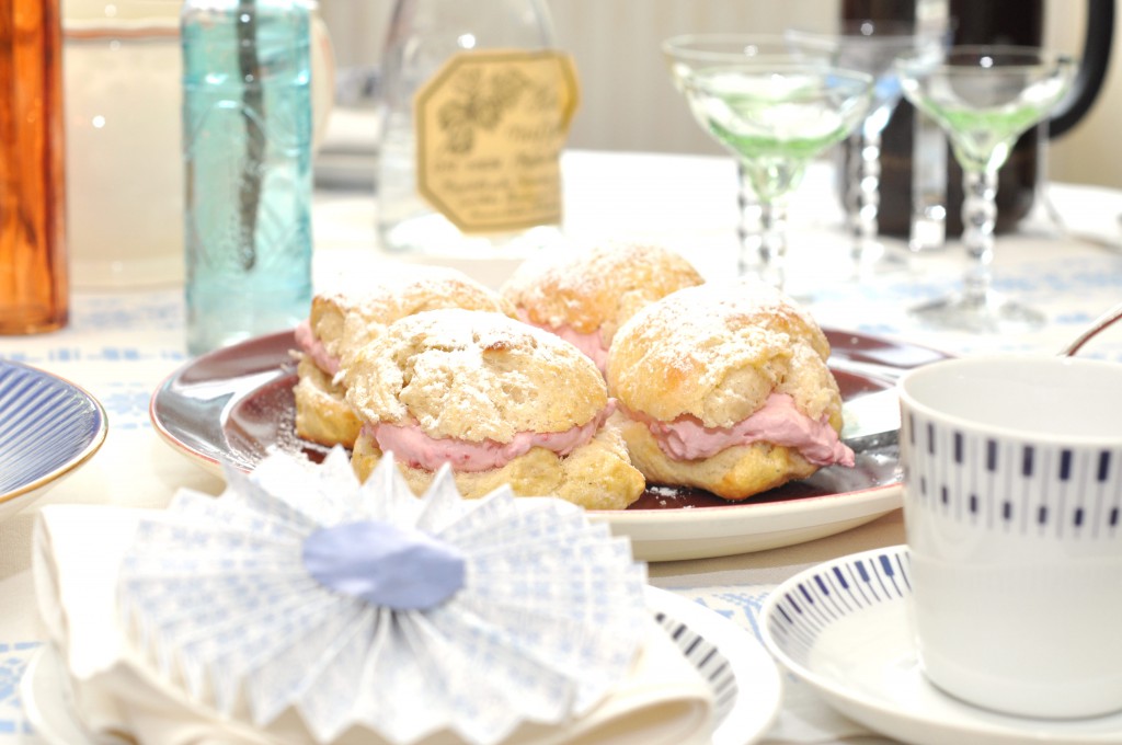 Semlor med hindbærskum