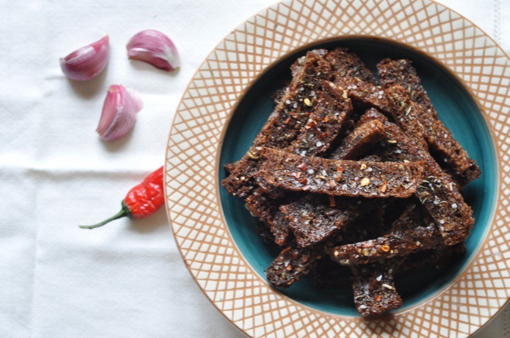 Rugbrødschips med krydderurter