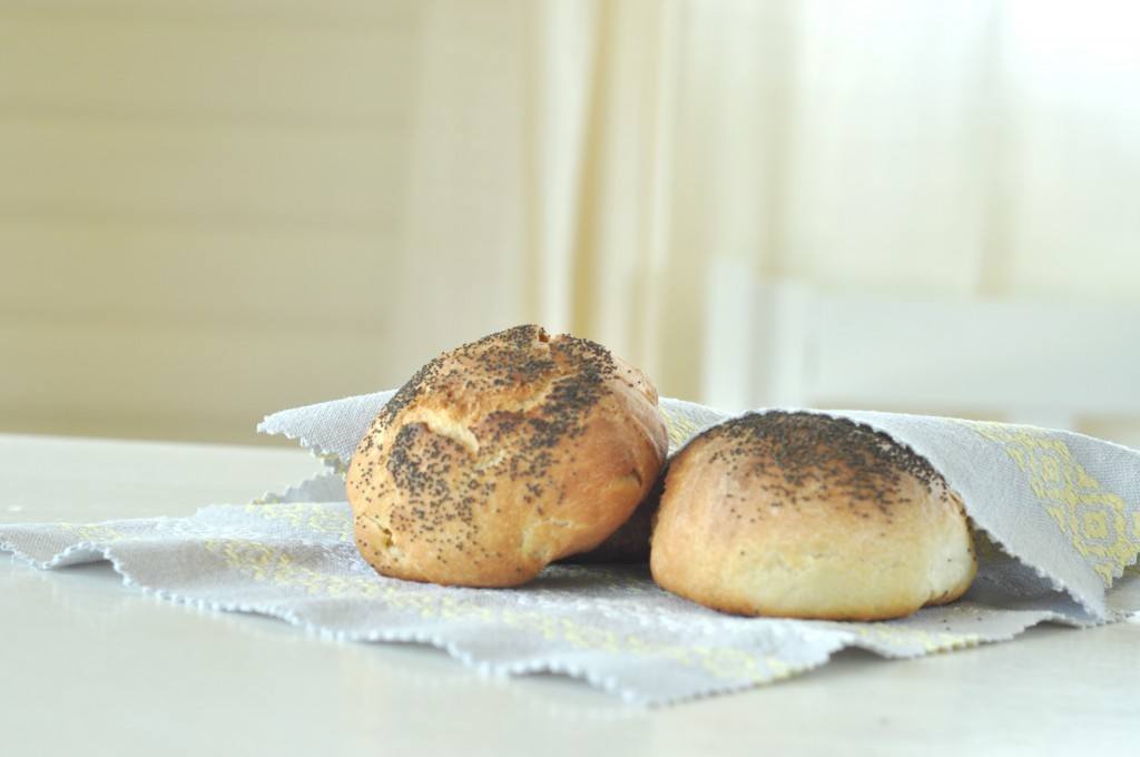 Buns with poppy seeds