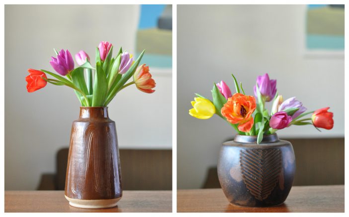 Farverige tulipaner i brune vaser