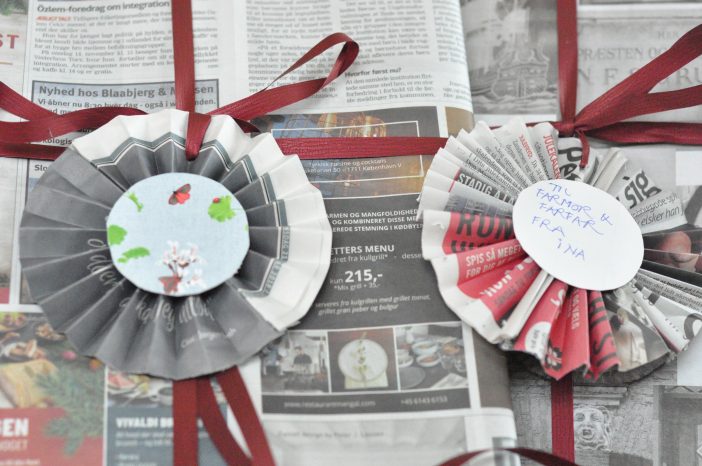 Genbrug julen. Gaveindpakning i aviser.