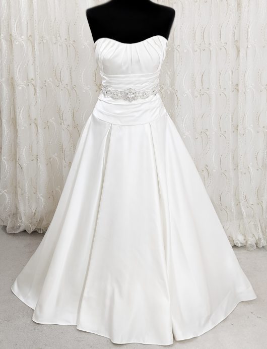 Full skirt wedding dress ivory dress with pleated waist - pleated bust - embelished waistabnd detail #weddingdresscroydon
