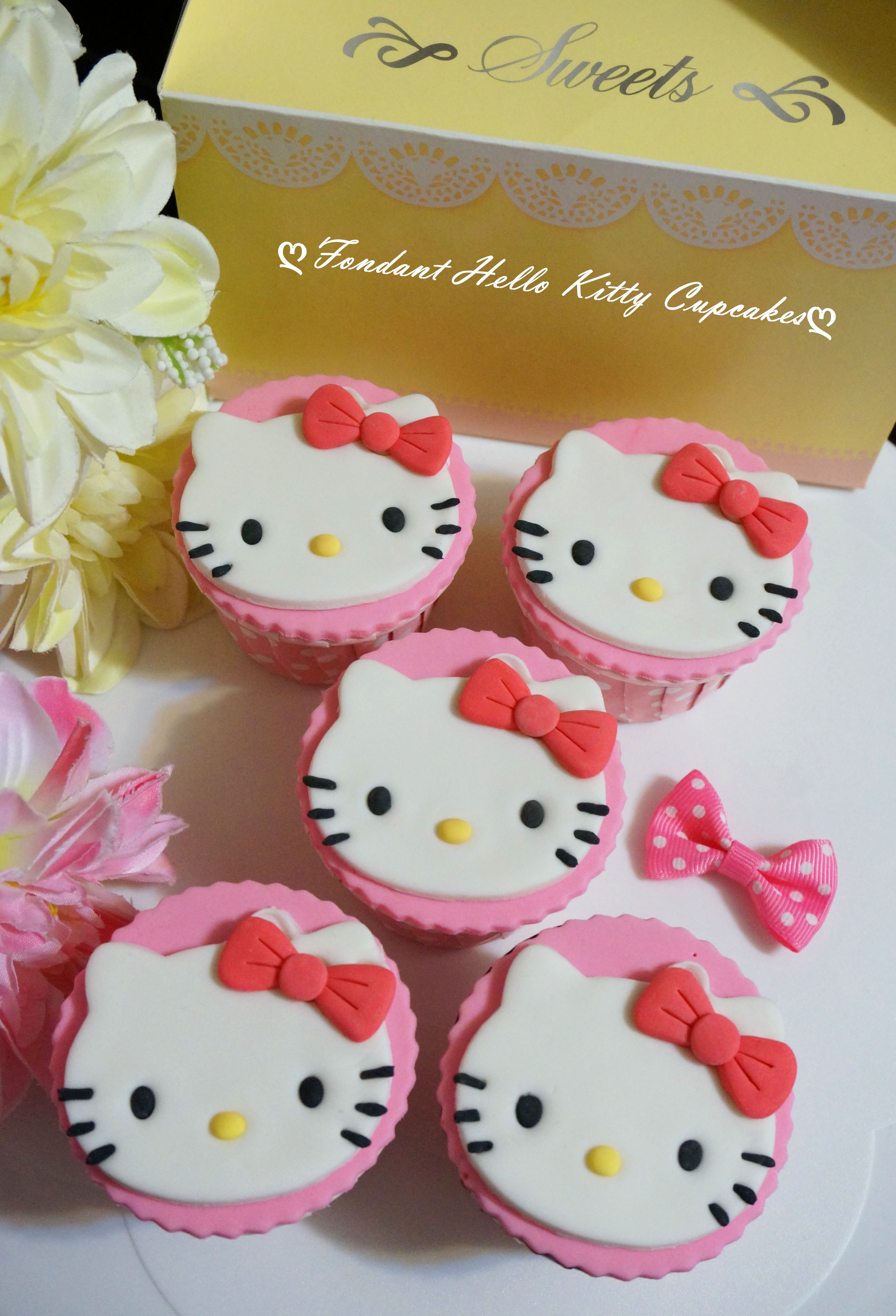 Fondant Hello Kitty Cupcakes (1)