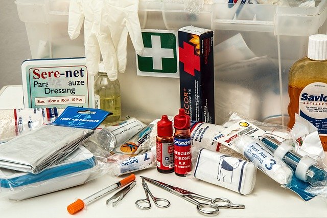 Arzneischrank mit Medizin im Medikamentenschrank