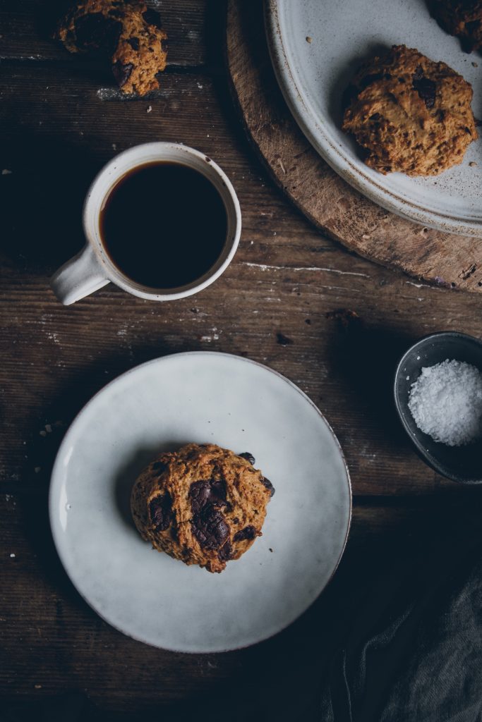 Chocolate chip cookies with cardamom and coconut sugar