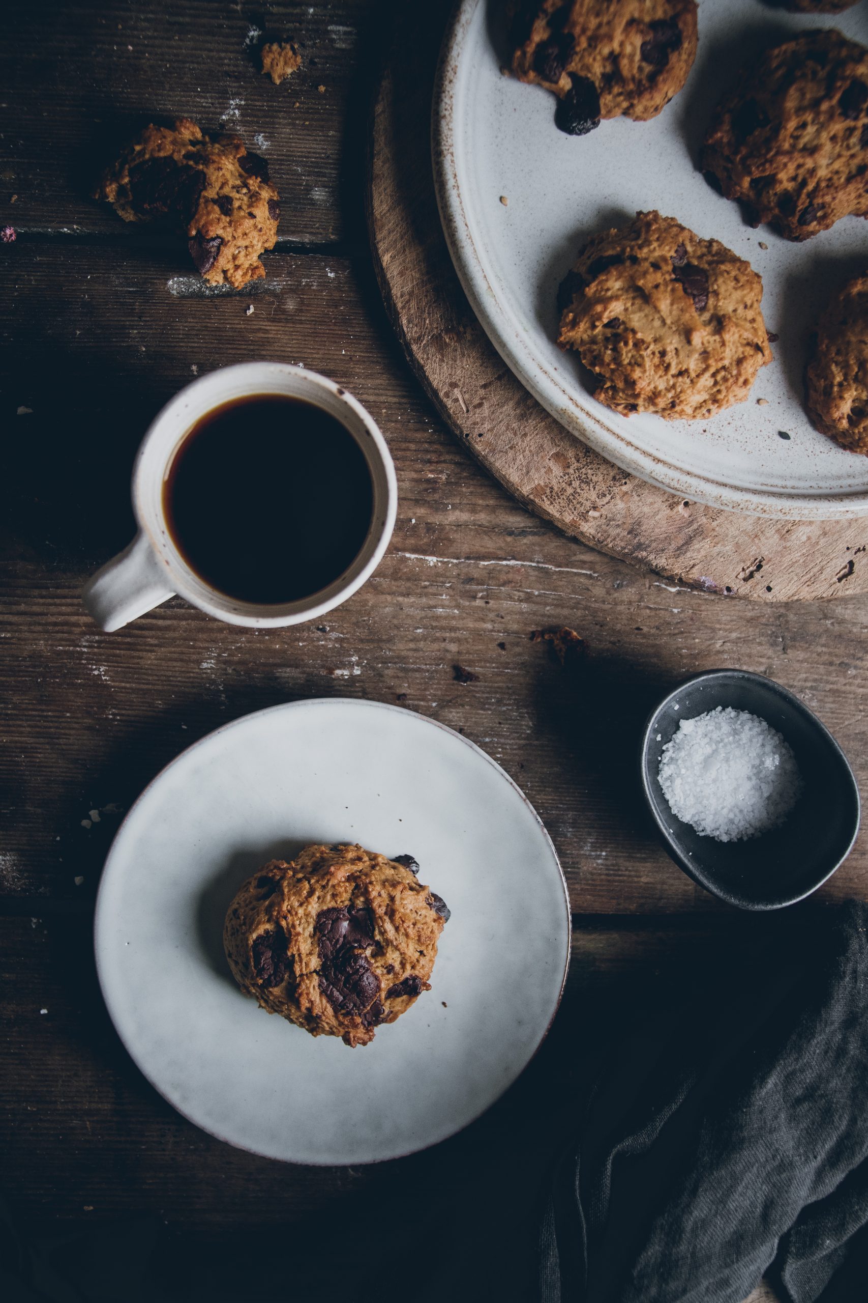 Chocolate chip cookies with cardamom and coconut sugar